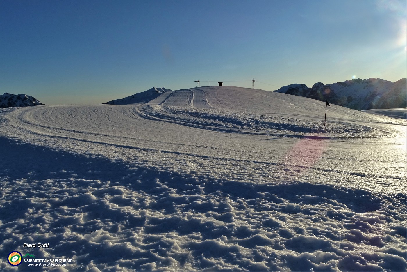 75 Pista sci di fondo dei Piani dell'Avaro con vista in Venturosa.JPG -                                